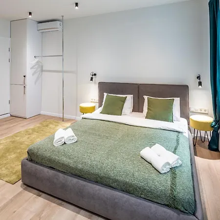 Apartment On Staroyevreiska Street *