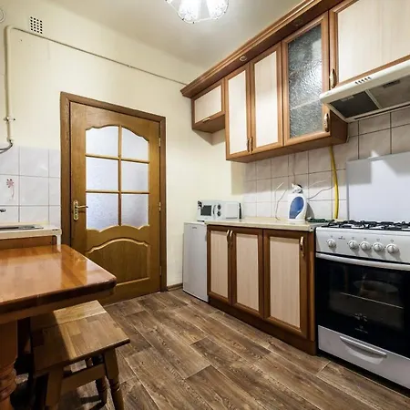 On Staroyevreiska Street *